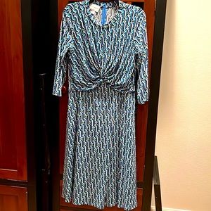 Donna Morgan dress Size 10 with flattering twist in center of bodice. Blue/green